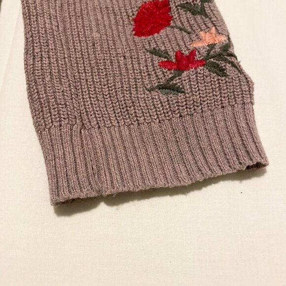 American Eagle Floral Embroidered V Neck Sweater Womens Size Medium - Picture 15 of 16